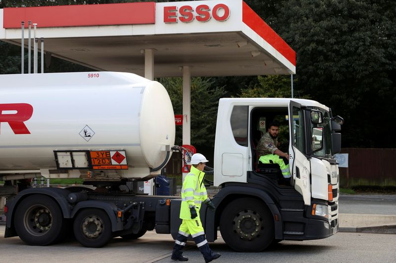 &copy; Reuters. FILE PHOTO: Members of the military take part in refuelling at an Esso petrol station at motorway services in Gravesend, Britain October 5, 2021. REUTERS/Hannah McKay