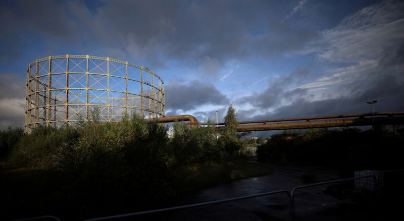 © Reuters. FILE PHOTO: Gas pipes are seen next to a disused gas holder in Manchester, Britain, September 23, 2021. REUTERS/Phil Noble 