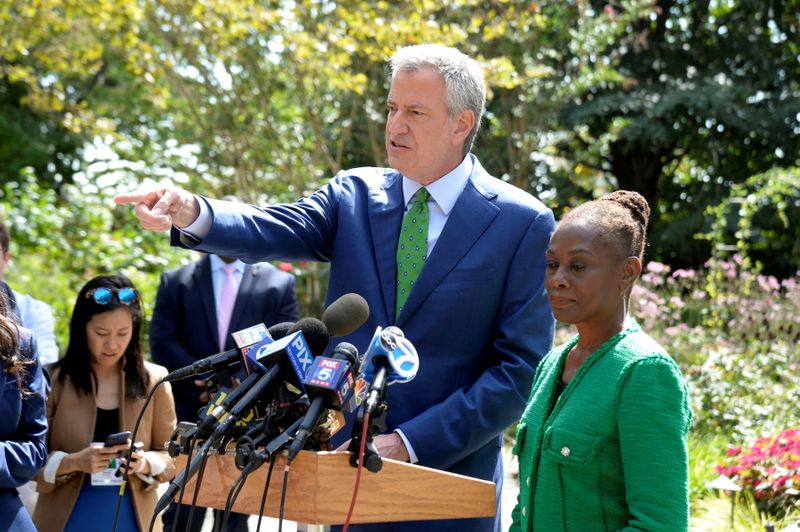 &copy; Reuters. FILE PHOTO: New York City Mayor and former Democratic U.S. Presidential candidate Bill de Blasio, with his wife Chirlane McCray, speaks at a news conference after announcing that he was ending his presidential bid in New York, U.S., September 20, 2019. RE