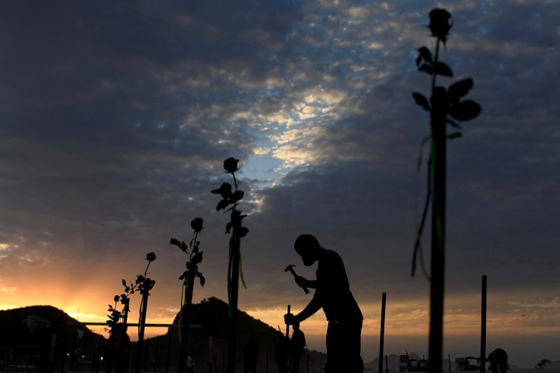 &copy; Reuters. Tributo a vítimas de Covid-19 em Copacabana
 20/6/2021 REUTERS/Lucas Landau