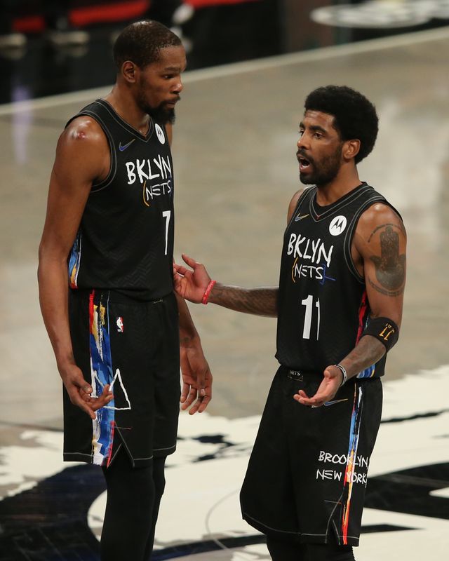 &copy; Reuters. Kevin Durant e Kyrie Irving durante partida do Brooklyn Nets contra o Boston Celtics
25/05/2021 Brad Penner-USA TODAY Sports