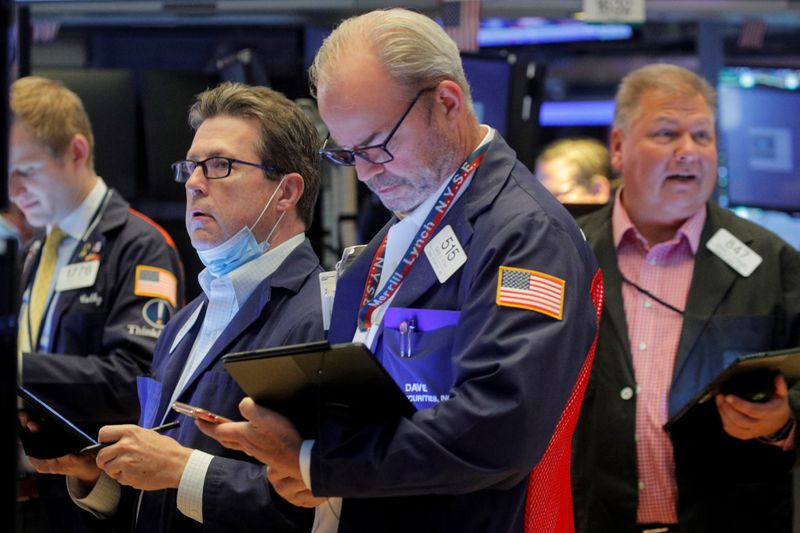 © Reuters. Traders work on the floor of the New York Stock Exchange (NYSE) in New York City, U.S., October 6, 2021.  REUTERS/Brendan McDermid