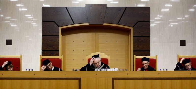 &copy; Reuters. Il presidente della Corte costituzionale polacca Andrzej Rzeplinski e i giudici partecipano a una sessione presso la Corte costituzionale a Varsavia, Polonia, 6 aprile 2016. REUTERS/Kacper Pempel  
