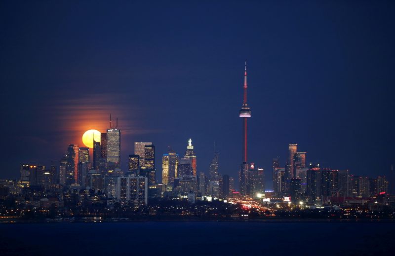 &copy; Reuters. FILE PHOTO: The moon rises behind the skyline and financial district in Toronto, November 25, 2015.    REUTERS/Mark Blinch/File Photo