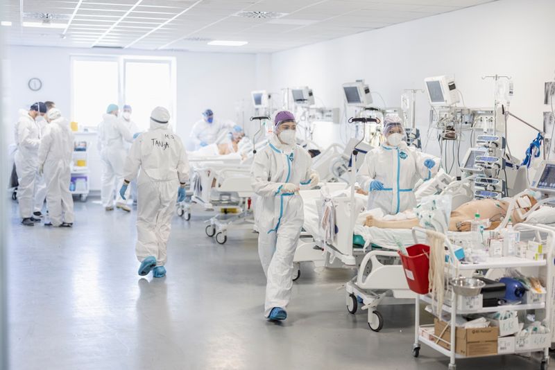 &copy; Reuters. FILE PHOTO: Medical workers treat patients suffering from the coronavirus disease (COVID-19) at Batajnica COVID-19 hospital in Belgrade, Serbia, October 4, 2021. REUTERS/Marko Djurica/File Photo