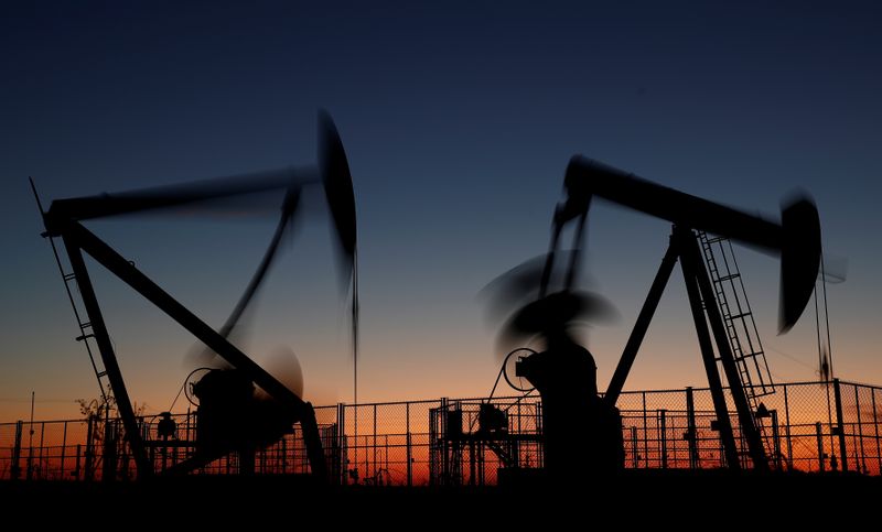 &copy; Reuters. Bombas de petróleo nos arredores de Paris, na França. 
14/11/2018 
REUTERS/Christian Hartmann