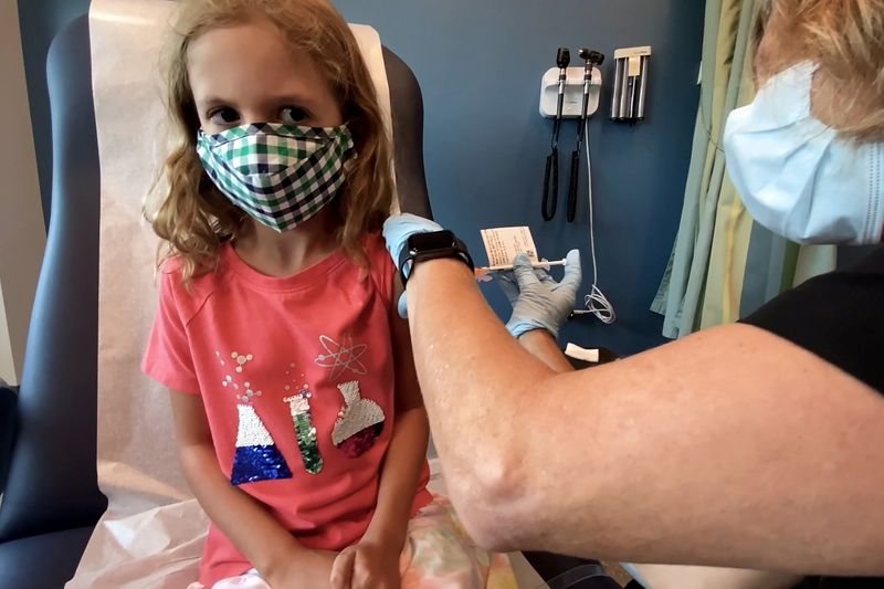 © Reuters. Lydia Melo, 7, is inoculated with one of two reduced 10 ug doses of the Pfizer BioNtech COVID-19 vaccine during a trial at Duke University in Durham, North Carolina September 28, 2021 in a still image from video. Video taken September 28, 2021. Shawn Rocco/Duke University/Handout via REUTERS 