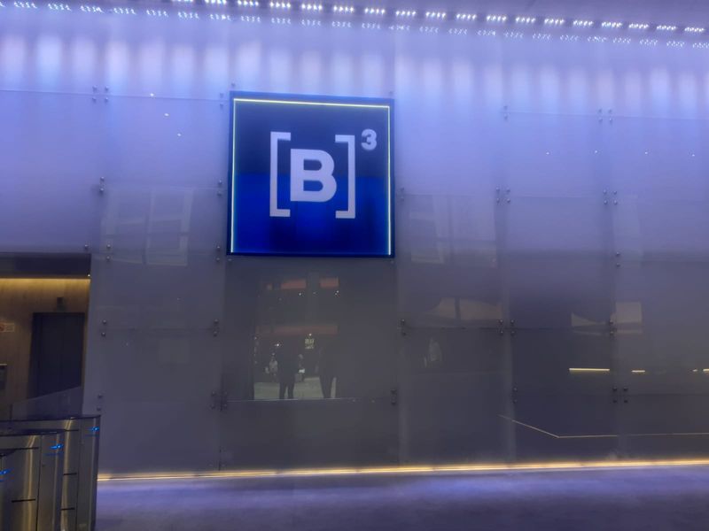 &copy; Reuters. Logotipo da B3 em espaço público da companhia, em São Paulo. 17/9/2021. Aluísio Alves/REUTERS.