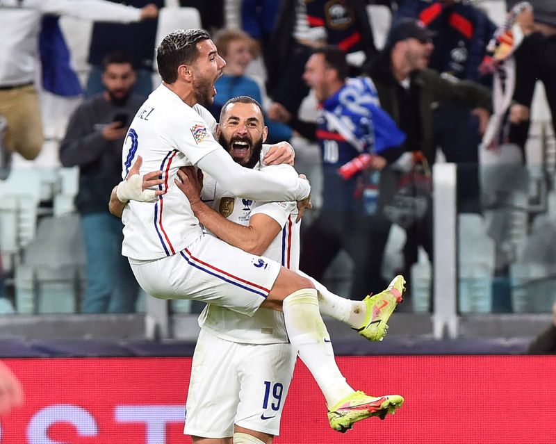 &copy; Reuters. Theo Hernandez comemora gol com Benzema na vitória da França contra a Suíça
07/10/2021
REUTERS/Massimo Pinca