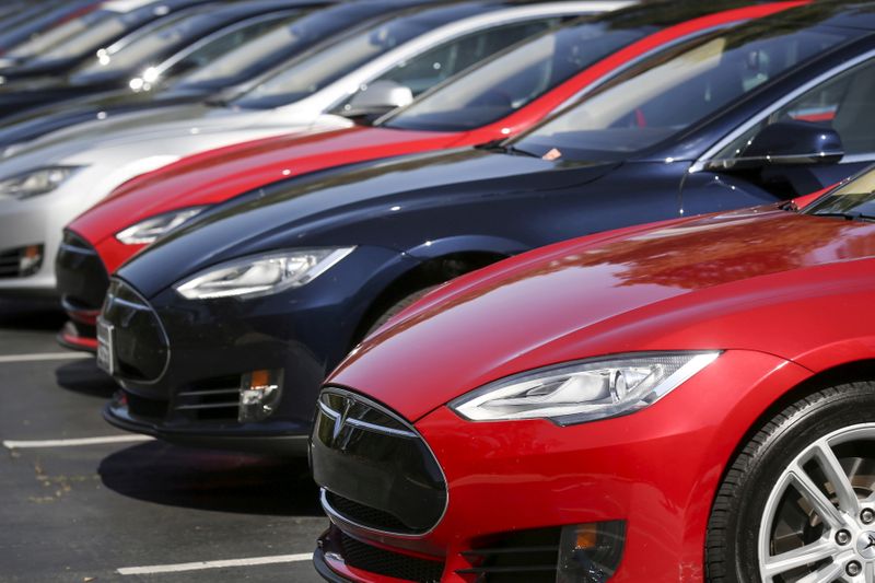 © Reuters. FILE PHOTO: A row of Tesla Model S sedans are seen outside the company's headquarters in Palo Alto, California April 30, 2015. REUTERS/Elijah Nouvelage