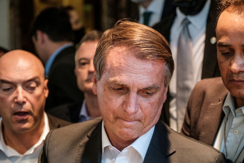 &copy; Reuters. FILE PHOTO: Brazil's President Jair Bolsonaro greets supporters outside his hotel during the 76th Session of the U.N. General Assembly in New York, U.S., September 21, 2021.  REUTERS/Stephen Yang/File Photo