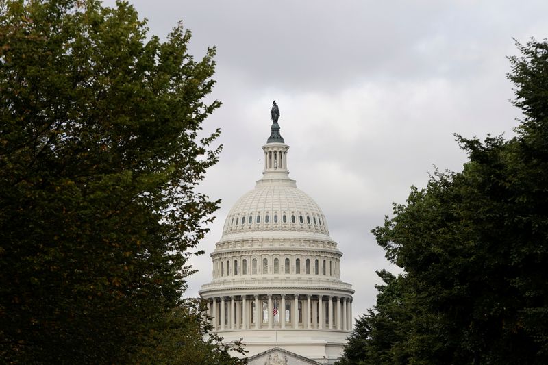 &copy; Reuters. 　米上院は１０月７日、連邦債務上限を一時的に拡大する法案を５０対４８の賛成多数で可決し、下院に送付した。ワシントンで撮影（２０２１年　ロイター/Joshua Roberts）