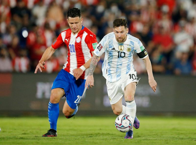 &copy; Reuters.  Oct 7, 2021 
Foto del jueves del capitán de Argentina Lionel Messi en acción ante el paraguayo Jorge Morel 
REUTERS/Cesar Olmedo
