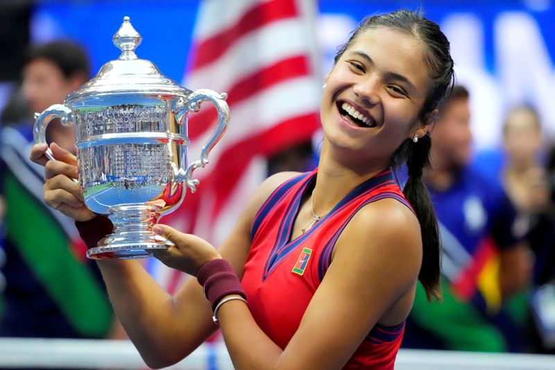 © Reuters. FILE PHOTO: Emma Raducanu of Great Britain celebrates with the championship trophy after her match against Leylah Fernandez of Canada in the women's singles final on day thirteen of the 2021 U.S. Open tennis tournament at USTA Billie Jean King National Tennis Center. Robert Deutsch-USA TODAY Sports