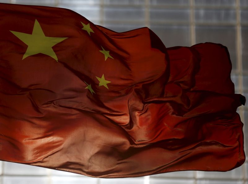 &copy; Reuters. 　１０月７日、ザンビア財務省が公表した最新統計によると、同国政府と国営企業の中国の債権者に対する債務は６月時点で６０億ドルを超えた。写真は中国の旗。北京で２０１５年１０月