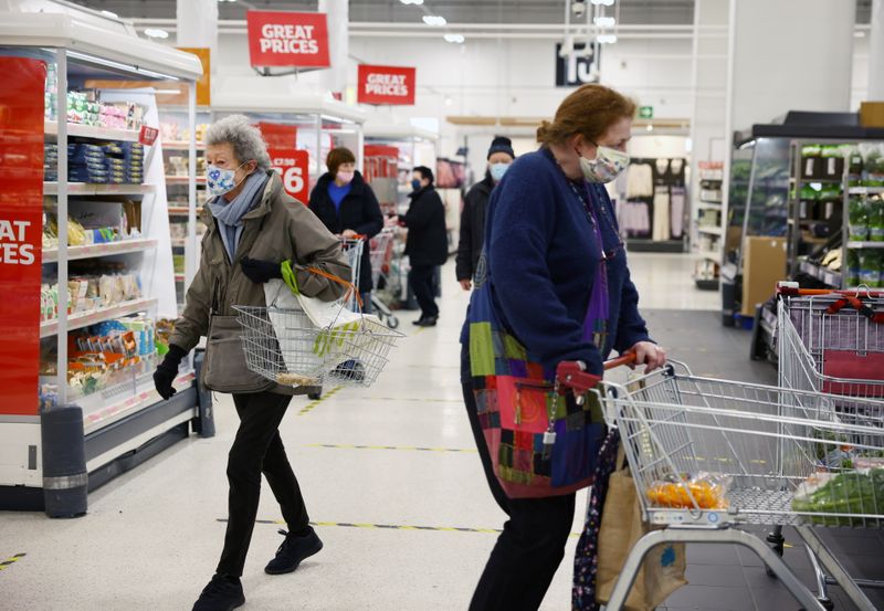 &copy; Reuters.     イングランド銀行（英中央銀行）が７日公表した企業調査によると、１年後の予想インフレ率が上昇した。写真はロンドン市内のスーパーマーケット、１月撮影（２０２１年　ロイター
