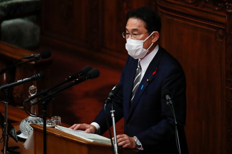 &copy; Reuters. رئيس الوزراء الياباني الجديد فوميو كيشيدا يتحدث أمام البرلمان يوم الجمعة. تصوير: كيم كيونج هون - رويترز