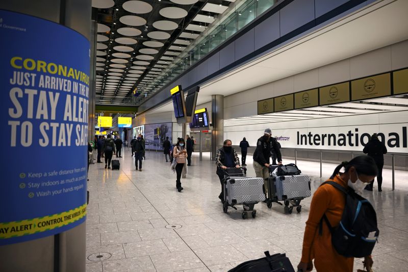 &copy; Reuters. Viajeros caminan en el aeropuerto de Heathrow, durante la epidemia de COVID-19 en Londres, Reino Unido, 18 de enero de 2021. REUTERS/Henry Nicholls