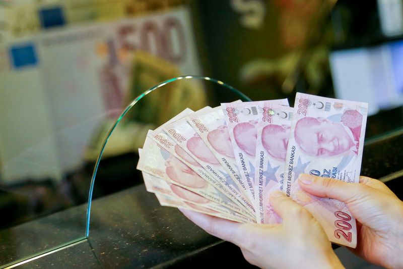 &copy; Reuters. A money changer holds Turkish lira banknotes at a currency exchange office in Ankara, Turkey September 27, 2021. REUTERS/Cagla Gurdogan