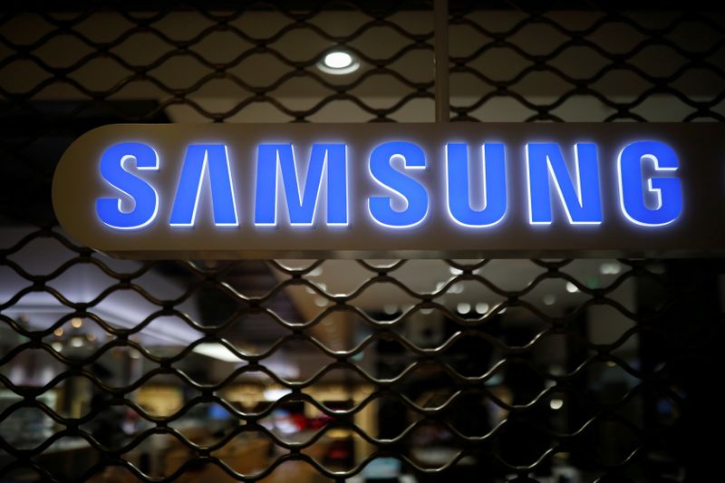 &copy; Reuters. FILE PHOTO: The logo of Samsung Electronics is seen at its office building in Seoul, South Korea, August 25, 2017.   REUTERS/Kim Hong-Ji/File Photo