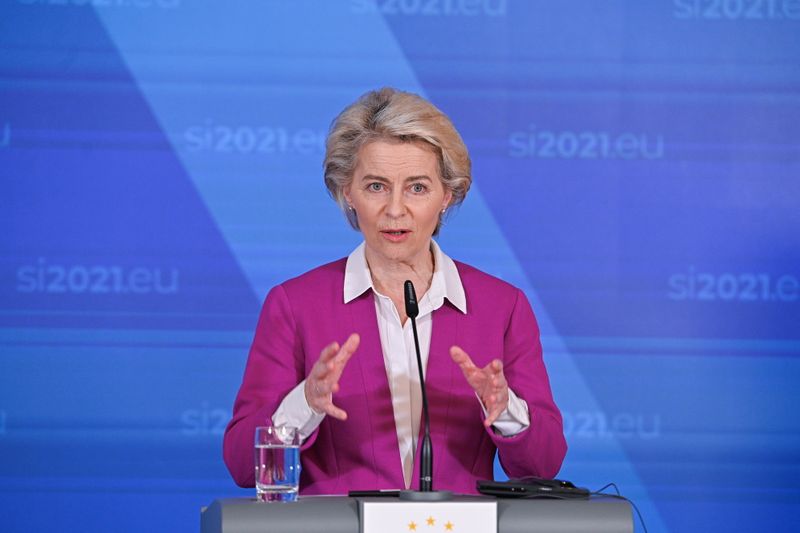 &copy; Reuters. La presidenta de la Comisión Europea, Ursula von der Leyen, se dirige a los medios de comunicación al término de la cumbre UE-Balcanes Occidentales en Brdo pri Kranju, Eslovenia, 6 de octubre de 2021. REUTERS/UKOM