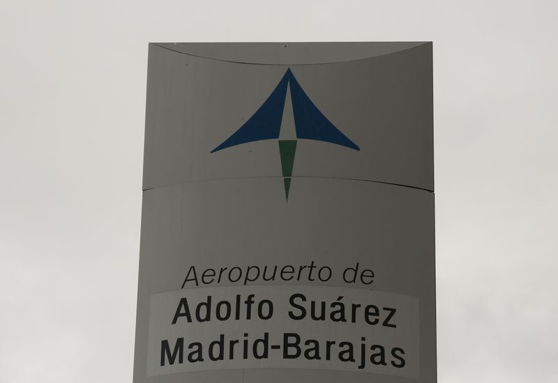 &copy; Reuters. FOTO DE ARCHIVO: El logotipo del operador de aeropuertos españoles Aena en la parte superior de un cartel de bienvenida en el exterior del aeropuerto Adolfo Suárez Barajas en Madrid, España, 9 de marzo de 2016. REUTERS/Sergio Pérez