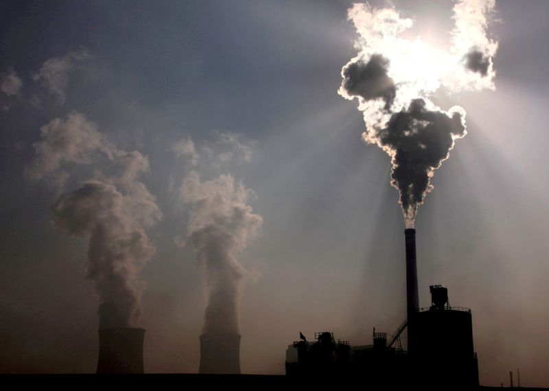 &copy; Reuters. FOTO DE ARCHIVO: Las torres de refrigeración de una planta de carbón tras una fábrica en la ciudad de Batou, en la región autónoma de Mongolia Interior, el 31 de octubre de 2010. REUTERS/David Gray