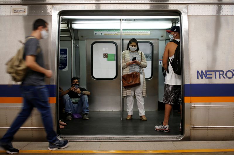 &copy; Reuters. Pessoas usam máscara em metrô de Brasília
08/07/2020 REUTERS/Adriano Machado