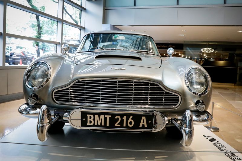 © Reuters. FILE PHOTO: A James Bond 1965 Aston Martin DB5 coupe is displayed at Sotheby's auction house in New York, U.S., July 26, 2019. REUTERS/Brendan McDermid/File Photo