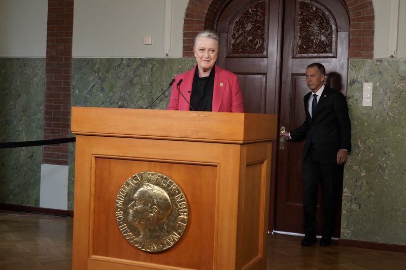 © Reuters. Chair do Comitê Norueguês do Prêmio Nobel da Paz, Berit Reiss-Andersen, anuncia Maria Ressa e Dmitrij Muratov como vencedores do Prêmio Nobel da Paz de 2021, no Instituto Nobel em Oslo, Noruega
08/10/2021 NTB/Heiko Junge via REUTERS