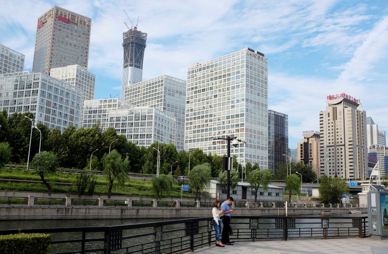 &copy; Reuters. FILE PHOTO: People rest at a park near Beijing's central business area, China August 29, 2017. Picture taken August 29, 2017. REUTERS/Jason Lee