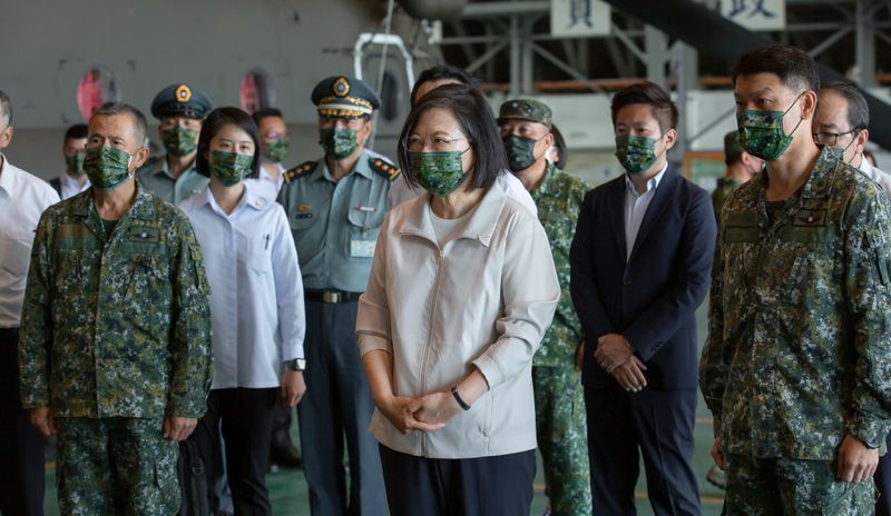 &copy; Reuters. Presidente de Taiwan, Tsai Ing-wen, visita base aérea em Taipé, Taiwan
08/10/2021 Gabinete da presidência de Taiwan/Handout via REUTERS