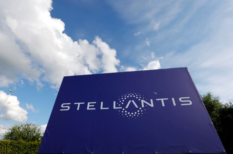 © Reuters. FILE PHOTO: A view shows the logo of Stellantis at the entrance of the company's factory in Hordain, France, July 7, 2021. REUTERS/Pascal Rossignol/File Photo