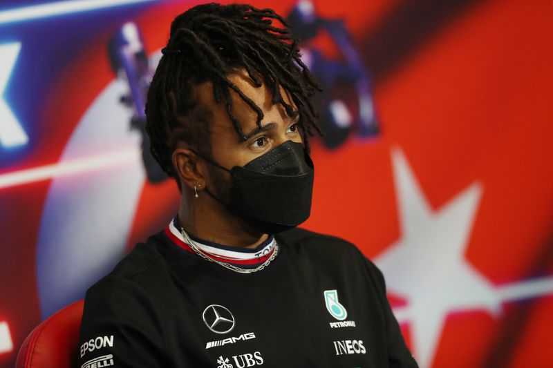 &copy; Reuters. Formula Uno-  Lewis Hamilton durante una conferencia de prensa antes del Gran Premio de Turquía vía REUTERS/Sedat Suna