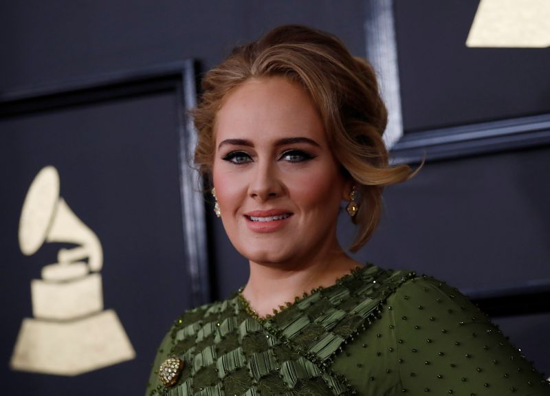 &copy; Reuters. Imagen de archivo de la cantante Adele llegando a la edición 59 de los Premios Grammy en Los Ángeles, California, Estados Unidos. 12 de febrero, 2017. REUTERS/Mario Anzuoni/Archivo