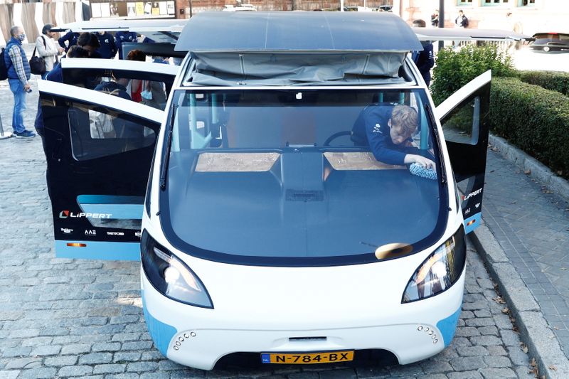 &copy; Reuters. Un estudiante de la Universidad Técnica de Eindhoven limpia el vehículo Stella Vita, una autocaravana con energía solar diseñada por estudiantes holandeses para inspirar a los fabricantes de automóviles y a los políticos a acelerar la transición ha