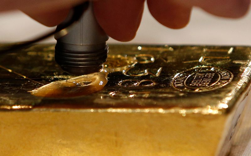 &copy; Reuters. Imagen de archivo de un empleado del Deutsche Bundesbank analizando un lingote de oro con un aparato de ultrasonidos durante una conferencia de prensa en Fráncfort, Alemania. 16 enero 2013. REUTERS/Lisi Niesner