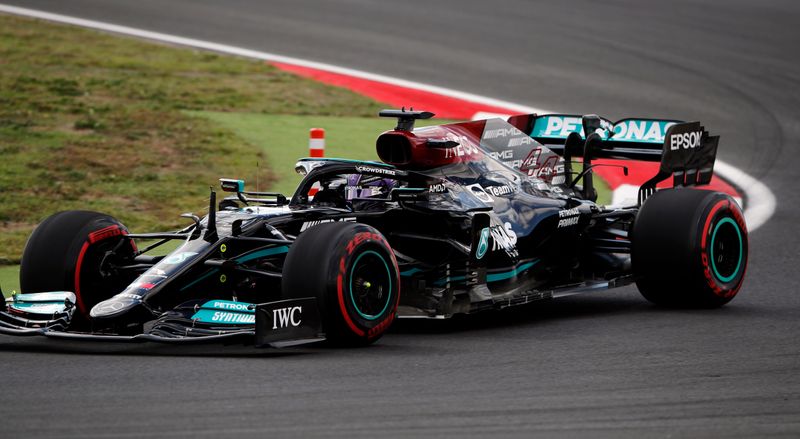 &copy; Reuters. Lewis Hamilton de Mercedes en acción durante la práctica del Gran Premio de Turquía de la Fórmula Uno en el circuito Intercity Istanbul Park de Estambul, Turquía. 8 de octubre, 2021. REUTERS/Umit Bektas