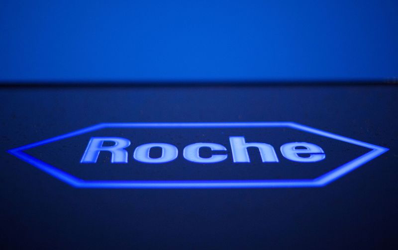 © Reuters. FILE PHOTO: A logo of Swiss pharmaceutical company Roche in Rotkreuz, Switzerland, April 12, 2012.    REUTERS/Michael Buholzer