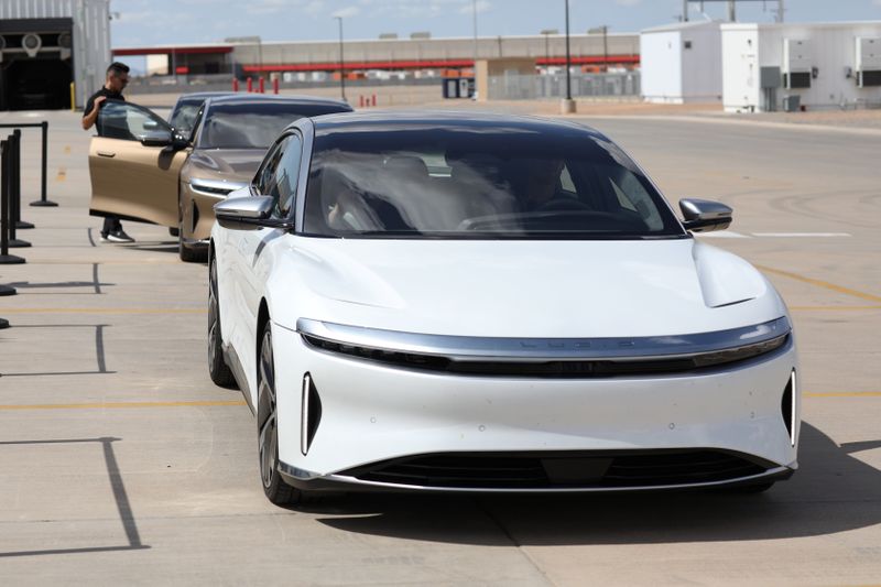 © Reuters. FILE PHOTO: People test drive Dream Edition P and Dream Edition R electric vehicles at the Lucid Motors plant in Casa Grande, Arizona, U.S. September 28, 2021.  REUTERS/Caitlin O'Hara