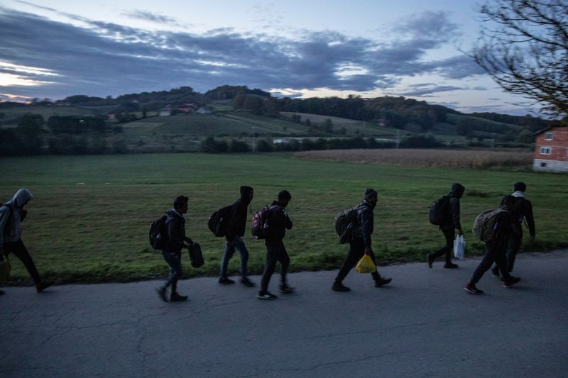 &copy; Reuters. FILE PHOTO: Migrants walk towards the Bosnia-Croatia border in attempt to cross it what they call "the game", near Velika Kladusa, September 29, 2020. REUTERS/Marko Djurica