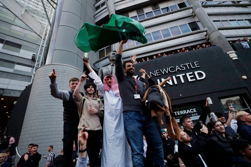 &copy; Reuters. Torcedores do lado de fora do estádio do Newcastle United após anúncio de compra do clube por um consórcio liderado por sauditas
07/10/2021 Action Images via Reuters/Lee Smith