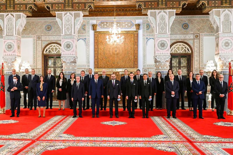 &copy; Reuters. العاهل المغربي الملك محمد السادس في صورة جماعية مع أعضاء الحكومة الجديدة يوم السابع من اكتوبر تشرين الأول 2021. صورة من الديوان الملكي المغرب