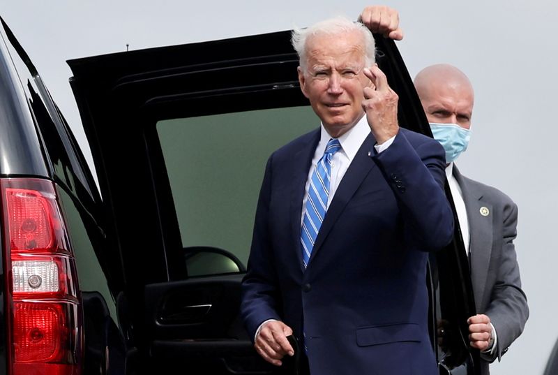 &copy; Reuters. FILE PHOTO: U.S. President Joe Biden gestures upon his arrival at Chicago O'Hare International Airport in Chicago, Illinos, U.S. October 7, 2021. REUTERS/Evelyn Hockstein/File Photo
