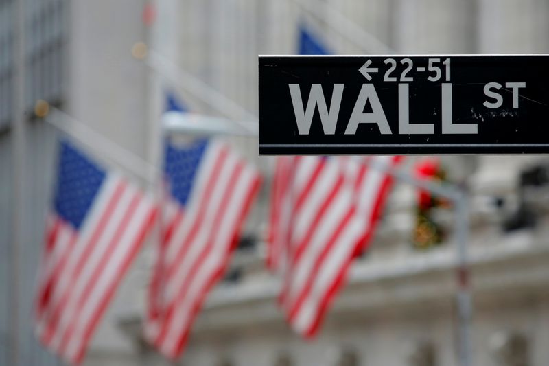 &copy; Reuters. La Bourse de New York a terminé en baisse vendredi, l'indice Dow Jones a cédé 0,03%. /Photo d'archives/REUTERS/Andrew Kelly