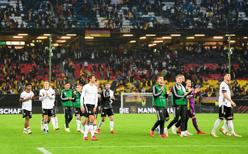 &copy; Reuters. لاعبون من منتخب ألمانيا لكرة القدم يحتفلون بالفوز على رومانيا بتصفيات كأس العالم يوم الجمعة. تصوير: فابيان بيمر - رويترز. 