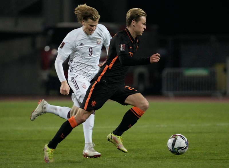 &copy; Reuters. صراع على الكرة بين فرانكي دي يونج لاعب هولندا ومارتنز كيجورز من لاتفيا خلال مباراة الفريقين بتصفيات كأس العالم لكرة القدم يوم الجمعة. تصوير:
