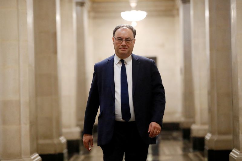 &copy; Reuters. FILE PHOTO: Bank of England Governor Andrew Bailey poses for a photograph on the first day of his new role at the Central Bank in London, Britain March 16, 2020. Tolga Akmen/Pool via REUTERS/File Photo