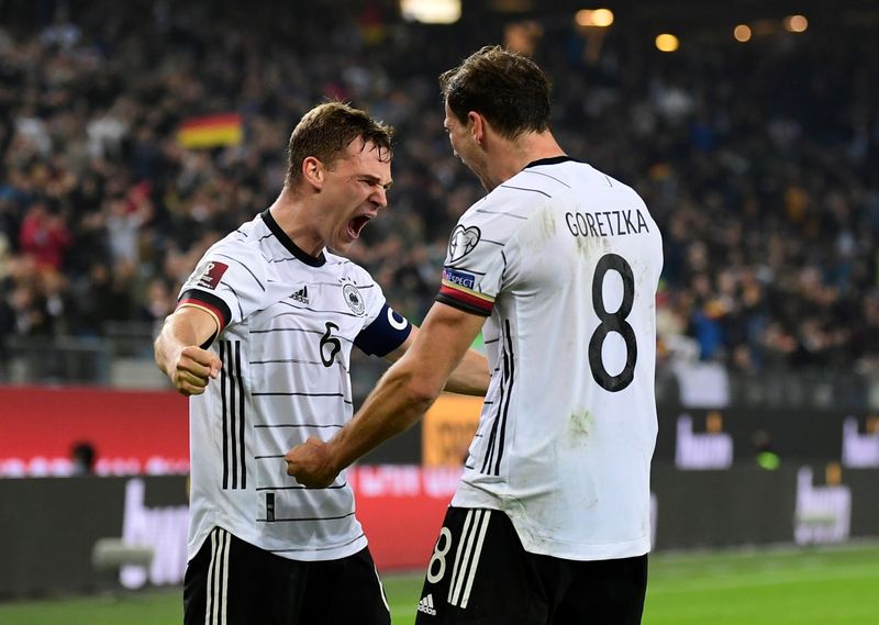 &copy; Reuters. サッカーの２０２２年Ｗ杯カタール大会の欧州予選、Ｊ組のドイツはホームでルーマニアに２─１で逆転勝利を収めた。写真はゴールを祝うドイツの選手たち（２０２１年　ロイター/Fabian B