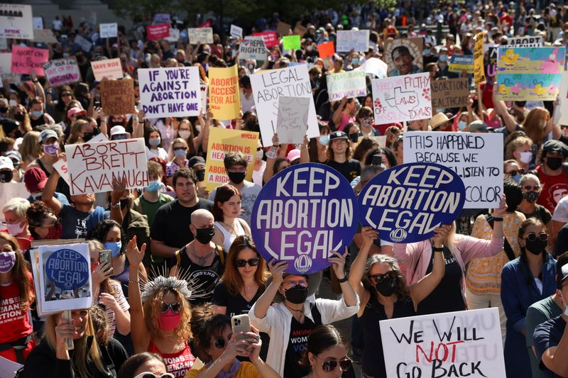 © Reuters. FILE PHOTO: Supporters of reproductive choice take part in the nationwide Women's March, held after Texas rolled out a near-total ban on abortion procedures and access to abortion-inducing medications, in New York City, New York, U.S. October 2, 2021. REUTERS/Caitlin Ochs